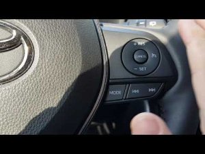 Включаем мультимедиа и ставим на паузу не убирая рук с руля на Toyota RAV4 New