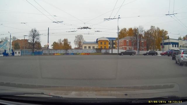 Nissan Qashqai на перекрестке Деревянко и Сумской. Езда на красный 26.10.17 смотреть онлайн