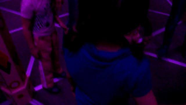 Зеркальная комната, встречаем заблудившихся людей смотреть онлайн