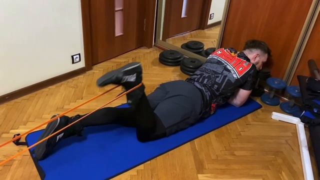 Бицепс бедра с эспандером лежа смотреть онлайн