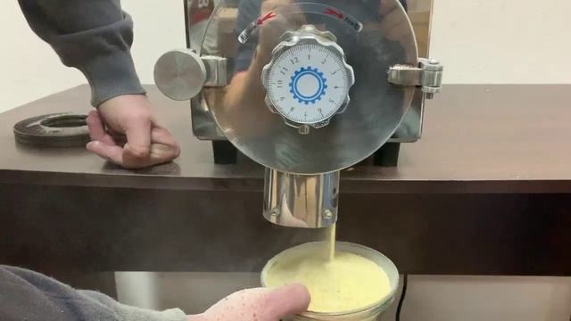 Мукомолка электрическая AKITAJP AKDMJP - 40 жерновая мини мельница для муки из зерна, кофе, гречки смотреть онлайн