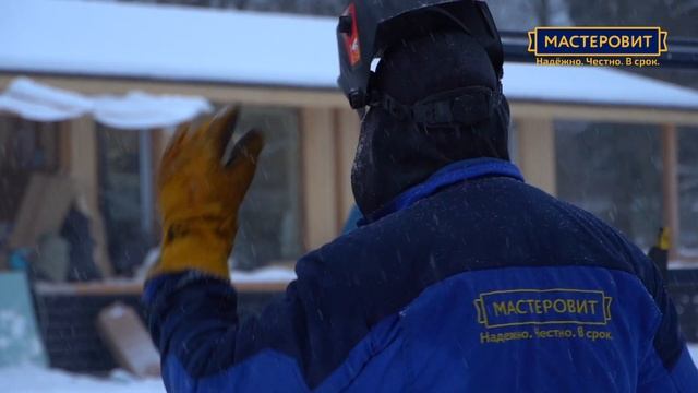 Зимний процесс монтажа забора из евроштакетника на винтовых сваях смотреть онлайн