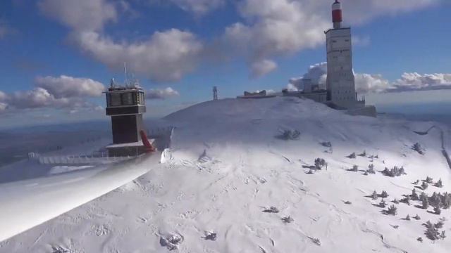 Монтвенту в снегу! Веселый ветер, поземка и отважные люди на вершине. смотреть онлайн