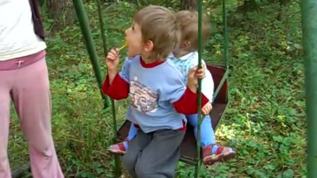 Ваня и Маня на качелях смотреть онлайн