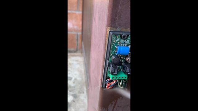 Очиститель в быту. Очистка блока управления откатных ворот. Под напряжением. Казахстан