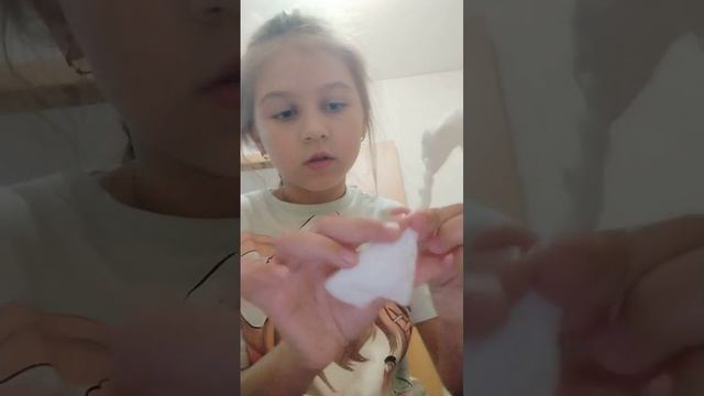 Делаю своими руками розу из бумаги, можно подарить кому нибудь или сделать не большой букетик смотреть онлайн