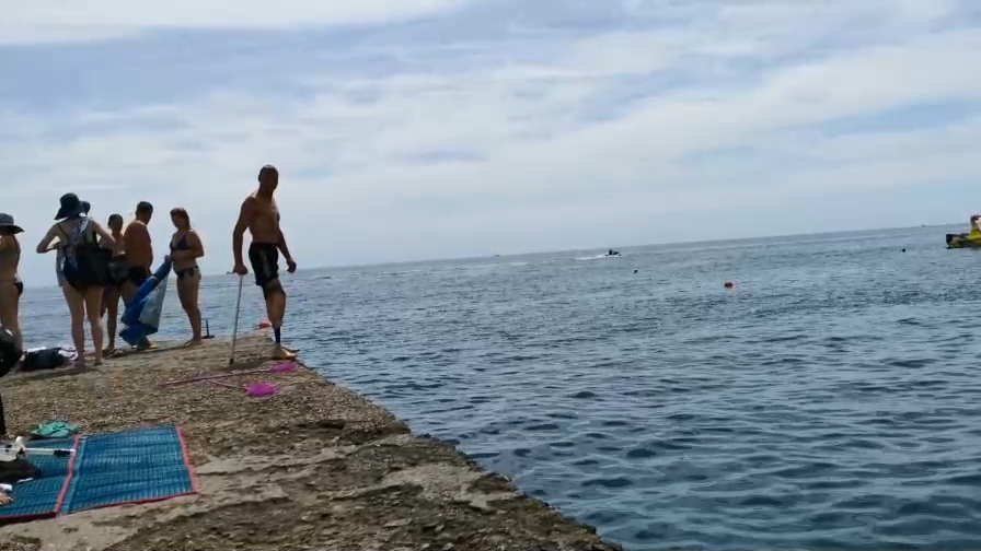 Протезы для купания . Первый прыжок  с пирса .