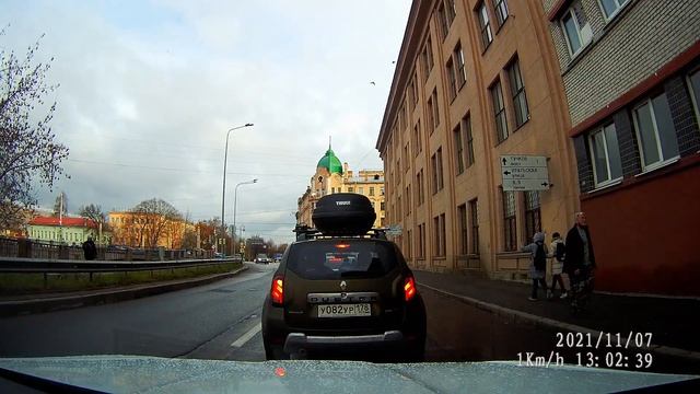 130044AA Такси по встречке объезжает пробку на повороте к мосту Бетанкура смотреть онлайн
