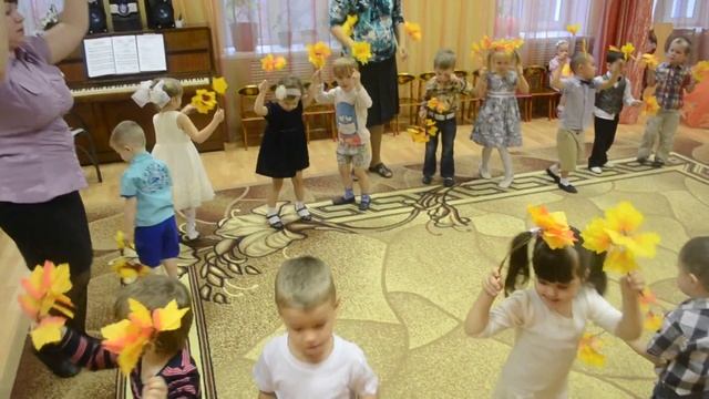 танец с листочками смотреть онлайн