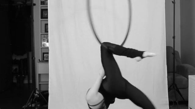 My first aerial hoops routine. смотреть онлайн