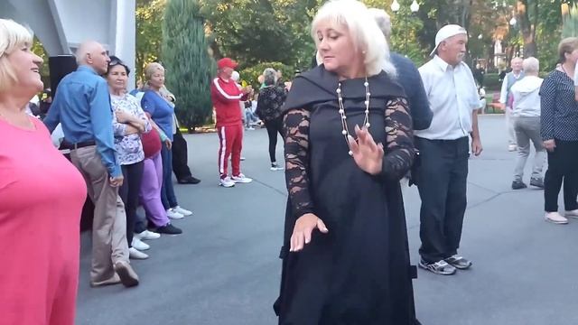 БУКЕТ Я ПОКУПАЮ, ПРИДЁШЬ ЛИ ТЫ НЕ ЗНАЮ! ТАНЦЫ ХАРЬКОВ УКРАИНА СЕНТЯБРЬ 2023 смотреть онлайн