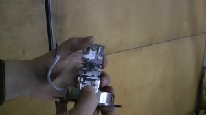 монтаж светильника в установленный натяжной потолок