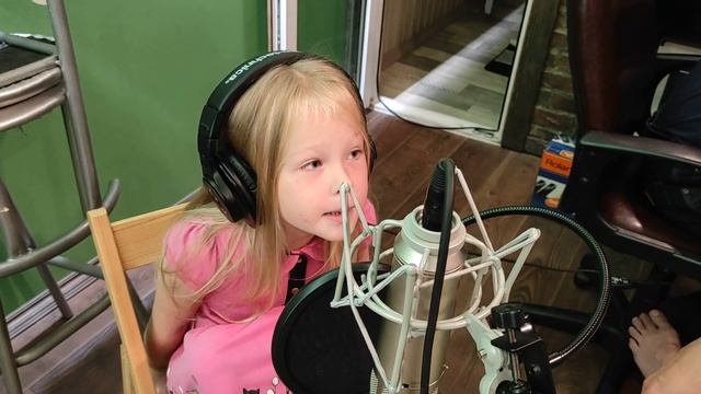 Учим слова песни "Алиса, а угол близко?" вместе с Сашей? смотреть онлайн