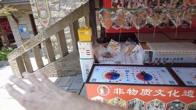 Китай, поезд въехал в дом! Чунцин мега-город. смотреть онлайн