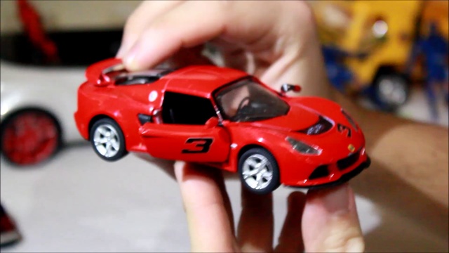 Ева и Лео играют в машинки - Мультики про машинки - Машинки трансформеры