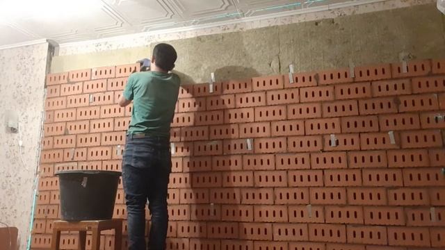 Стена из цокольного кирпича, на ребро. смотреть онлайн