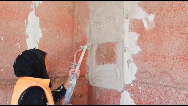 6 этажей штукатурят с одного места.