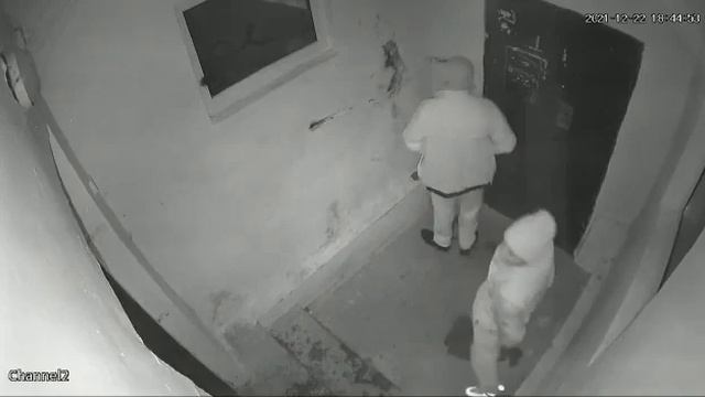 Справили нужду в подъезде смотреть онлайн