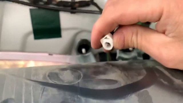 Омыватель стекла заднеговида, отошёл шланчик. Октавия А5 смотреть онлайн