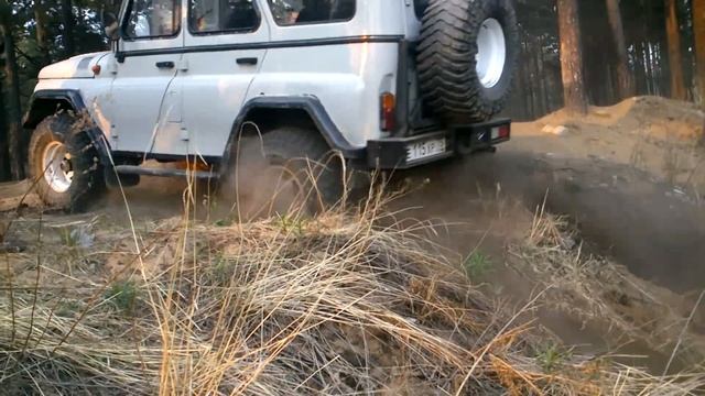 УАЗик против Isuzu Bighorn и Toyota 4Runner. Off-Road Trial смотреть онлайн