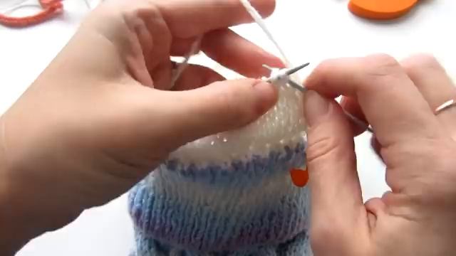 Вяжем ушки и завязки к шапке. Вязание спицами. Простой способ. МК