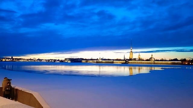 Снова в центре Петербурга потрясающий закат и опять папа фотограф с сынишкой охраняющим папину сумк смотреть онлайн