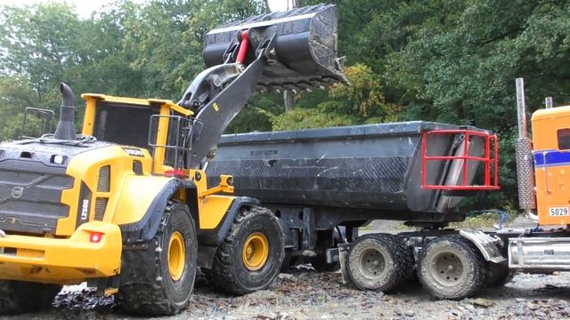 RC Vehicles Work in the Mud! Best R/C Construction Site! RC Trucks Extreme! смотреть онлайн