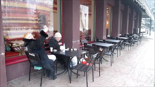 Люди отдыхают. (0+100-) смотреть онлайн