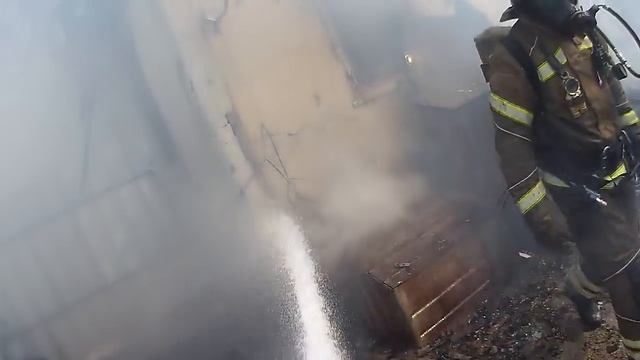 ПОЖАР В ЧАСТНОМ ДОМЕ / КАК ПОЖАРНЫЕ ТУШАТ ДОМА / Последствия после пожара смотреть онлайн