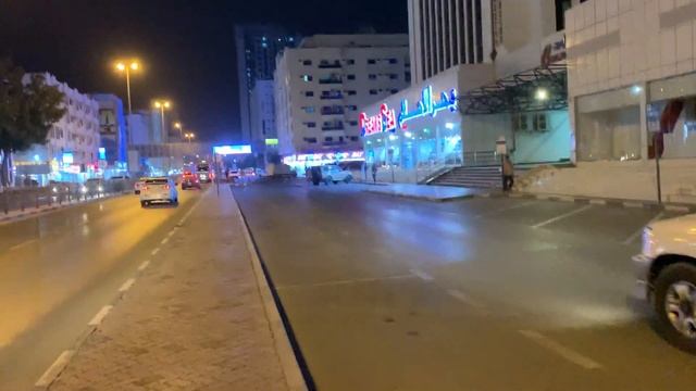 Центр города Аджман, ОАЭ, идем от супермаркета в сторону отеля вечером смотреть онлайн