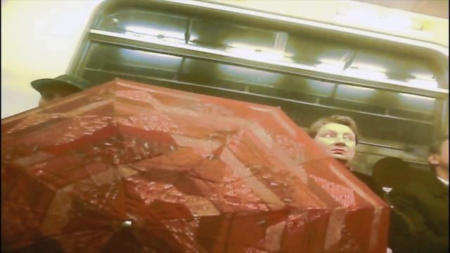 ПРИКОЛ))) БАБУШКА И ЗОНТИК, В МОСКОВСКОМ МЕТРО смотреть онлайн