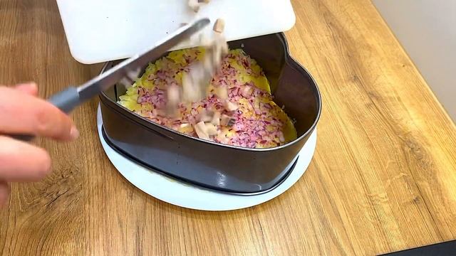 САЛАТ «Селедка под шубой». Как правильно делать слои? Простой рецепт смотреть онлайн