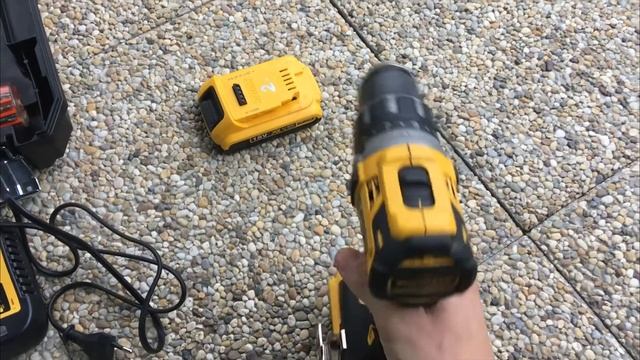 DeWALT DCD791D2 Aku bezuhlíková vrtačka? смотреть онлайн