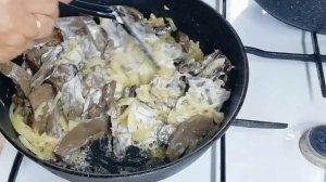 Свиное сердце с луком и сметаной к рассыпчатому рису.