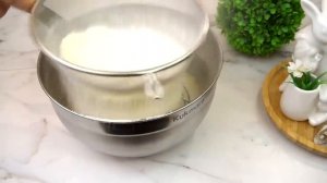 Быстрый ленивый пирог на кефире. Две - три минуты и тесто готово