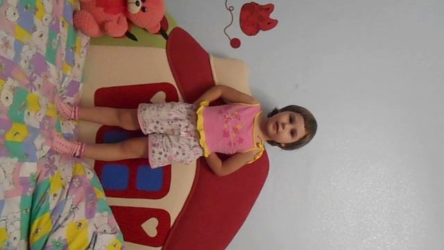 Алиса репетирует новогодний стишок 3 года 3 месяца смотреть онлайн