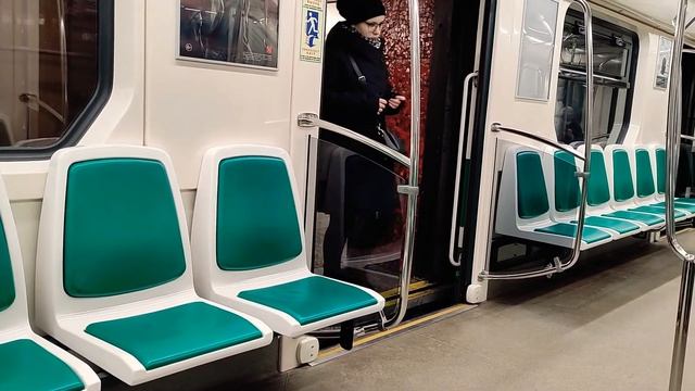 Третья линия Петербургского метрополитена также известная как Невско-Василеостровская или Зелёная.. смотреть онлайн