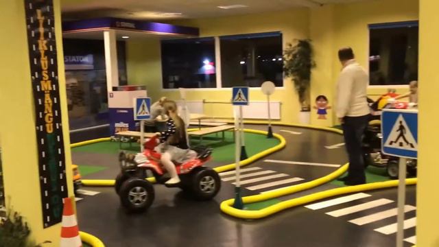 17.04.2017. Nicolase sünnipäev. 6 a. Laste Liiklusmängukeskuses. смотреть онлайн