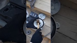 Как снять и заменить маховик на бензотриммере без всяких приспособлений.