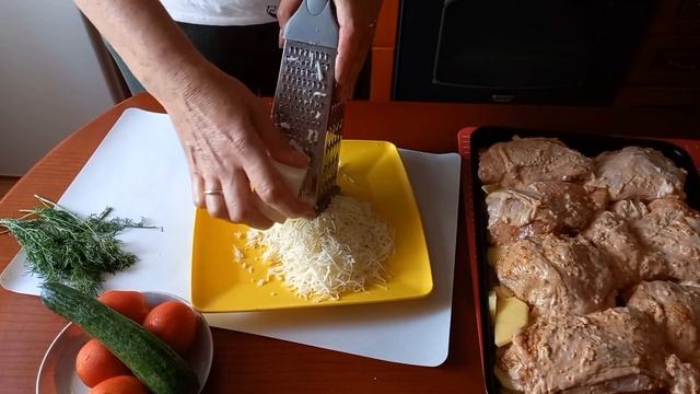 На луковой подушке запеченная картошка с мясом!!! смотреть онлайн