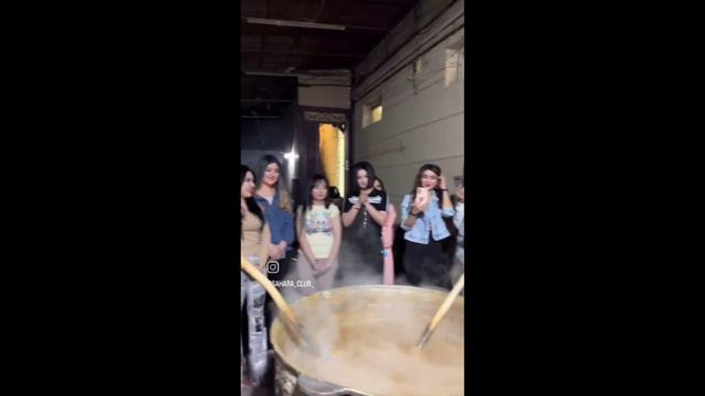 МАНА ЎША ЯРИМ ЯЛАНҒОЧ ҚИЗЛАР ЯНА СУМАЛАК ПИШИРИБ ТАРҚАТИБДИ смотреть онлайн