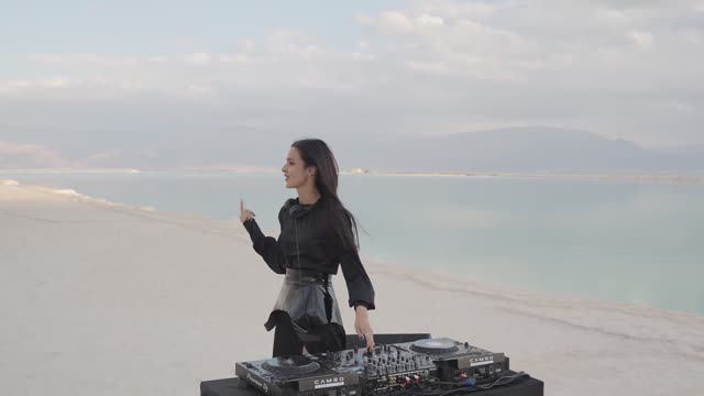 VAVAN feat. Real Girl - Я тебе песню ВКонтакте послала Remix смотреть онлайн