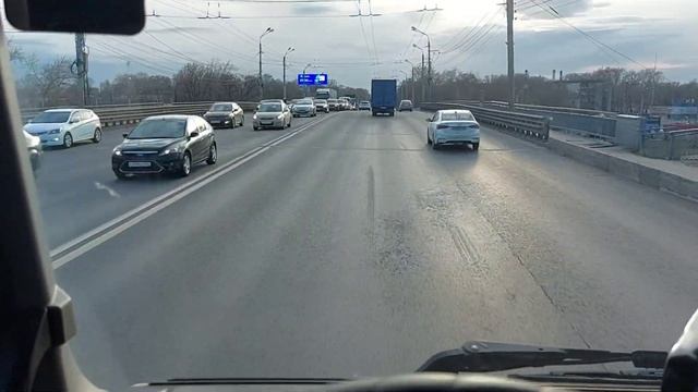 Проколол колесо , 2 часа в шиномонтаже.И сново в путь!!! смотреть онлайн