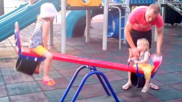 Видео для детей. Играем на детской площадке Entertainment children смотреть онлайн