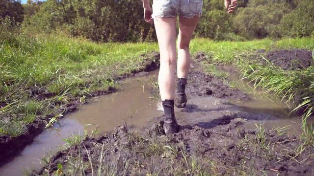 Девушка идет по грязи смотреть онлайн
