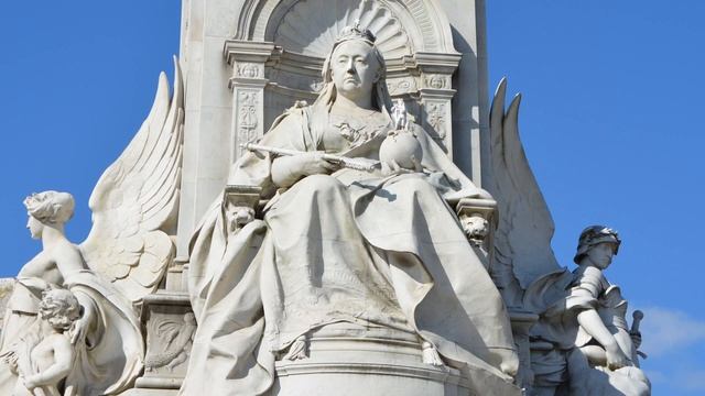 HISTORY OF BUCKINGHAM PALACE AND QUEEN VICTORIA MEMORIAL: LONDON, ENGLAND (4K)