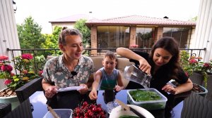 Пересаживаем цветы, собираем ягоды, засаливаем огурцы и боремся со страхами на дачном участке