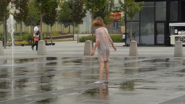 Август, фонтан и мокрая девушка ! :-) / August, the fountain and the wet girl ! : -) смотреть онлайн