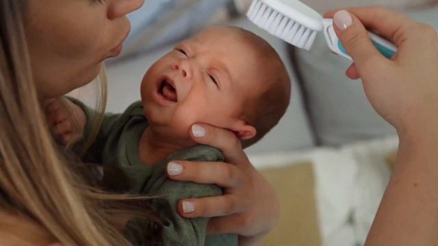 ЗАЧЕМ расчесывать МЛАДЕНЦА?Для чего нужна расческа? СОВЕТЫ МАМАМ.Уход за Волосами младенца. смотреть онлайн