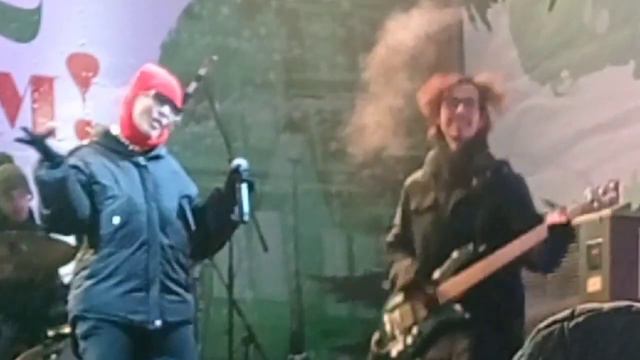 КОГДА ТЫ УЛЫБАЕШЬСЯ, НОГИ ПОДГИБАЮТСЯ, ТЕЛО РАССЫПАЕТСЯ смотреть онлайн